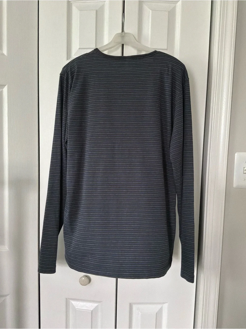 Banana Republic Men’s Crewneck Drk Blue/Grey Striped Long Sleeve T-shirt Medium
